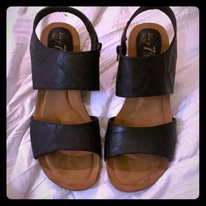 Black wedges